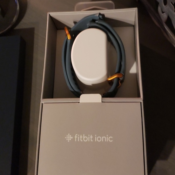 Fitbit Ionic - Picture 3 of 6